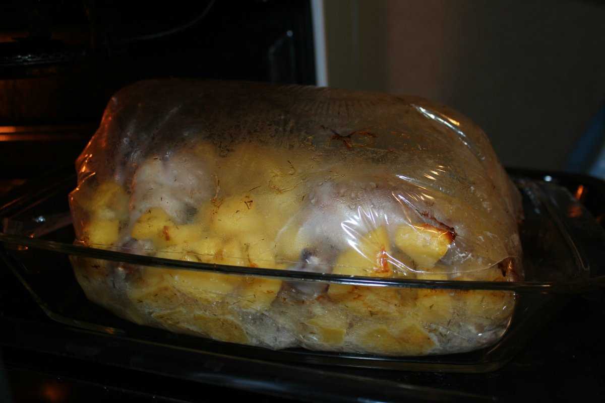 Хлеб в духовке в рукаве. Курица с картошкой в духовке в рукаве. Курица с картошкой в рукаве для запекания в духовке. Картошка запеченная в рукаве в духовке. Запеченная курица с картошкой в рукаве.