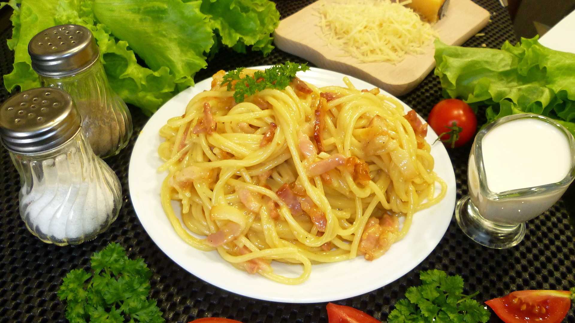 Паста с курицей и грибами в сливочном соусе