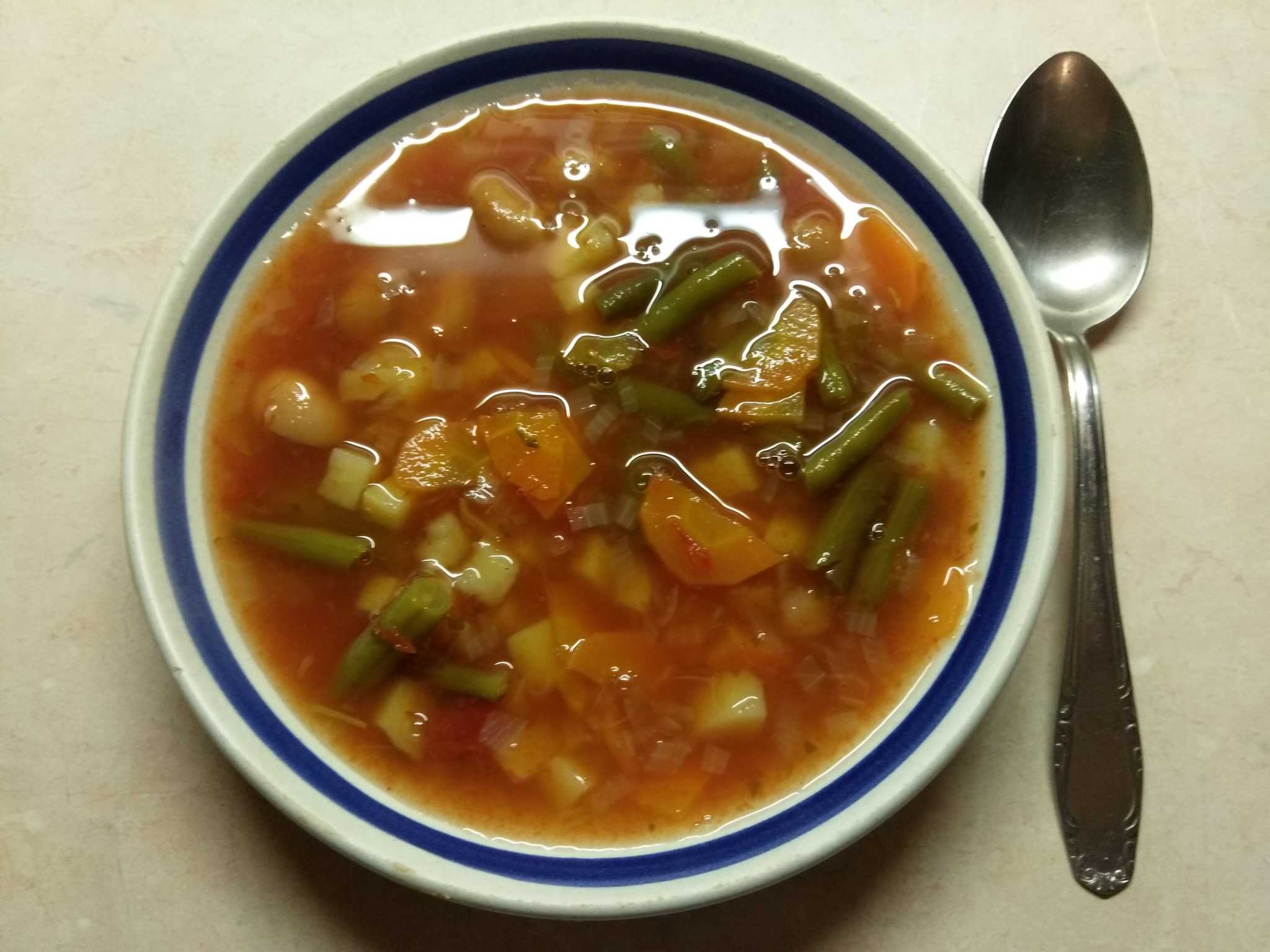 Суп из консервы в томате. Томатно-фасолевый суп. Фасолевый стручковый суп. Фасолевый суп из стручковой фасоли. Суп с красной фасолью консервированной.