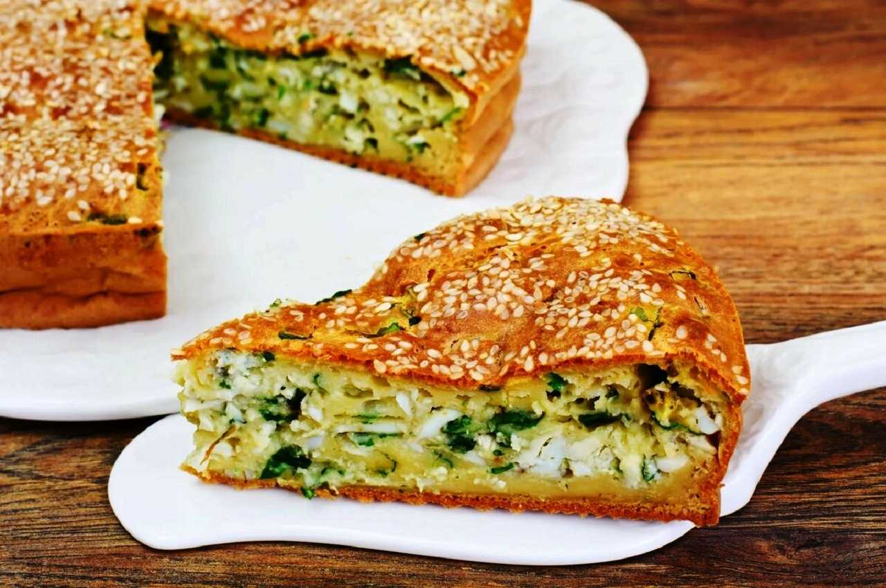 Пирог из слоеного теста с рыбными консервами и рисом "плетенка"