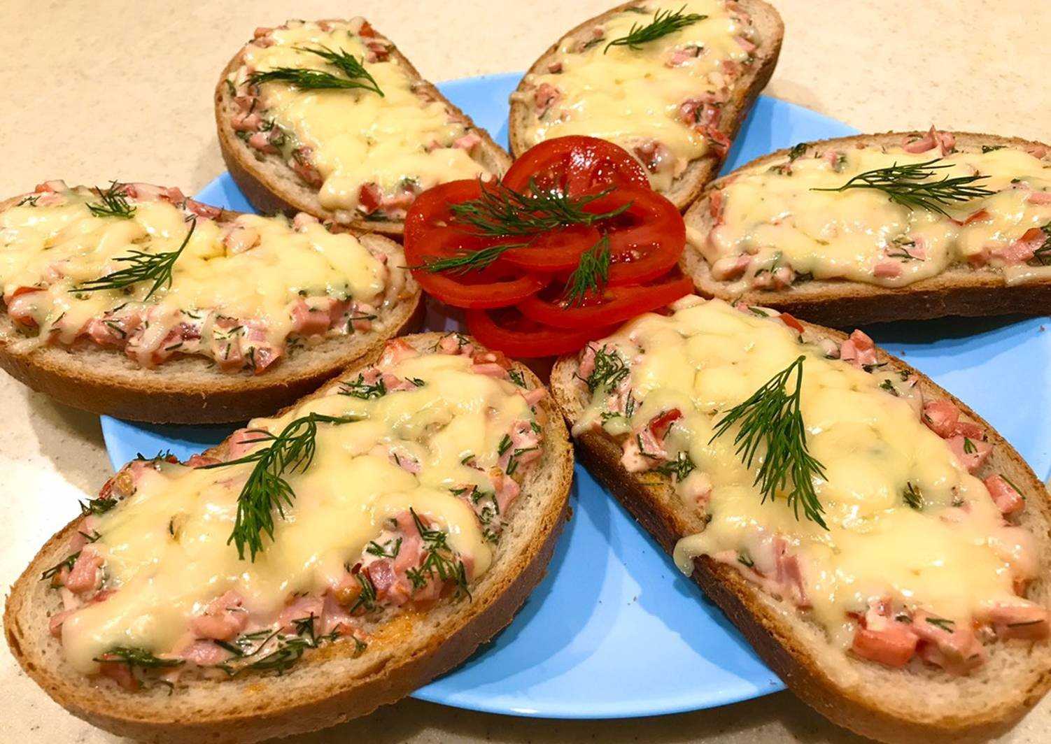 Рецепт горячих бутербродов на сковороде с сыром
