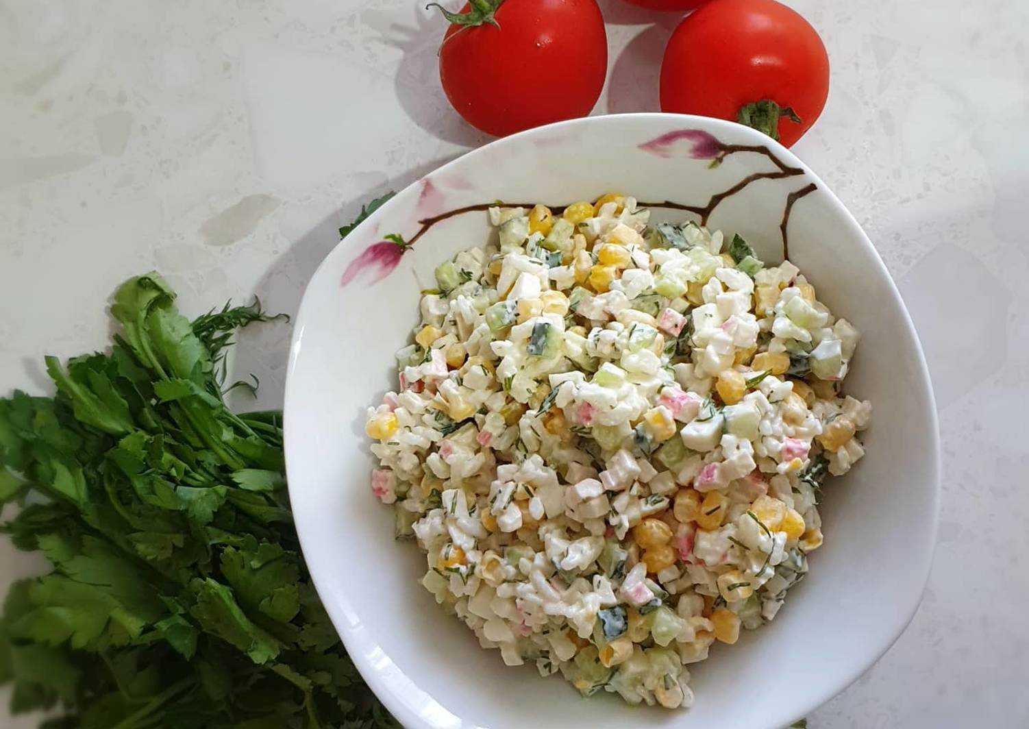 Рецепт крабового салата с рисом и кукурузой и яйцом и огурцом с фото