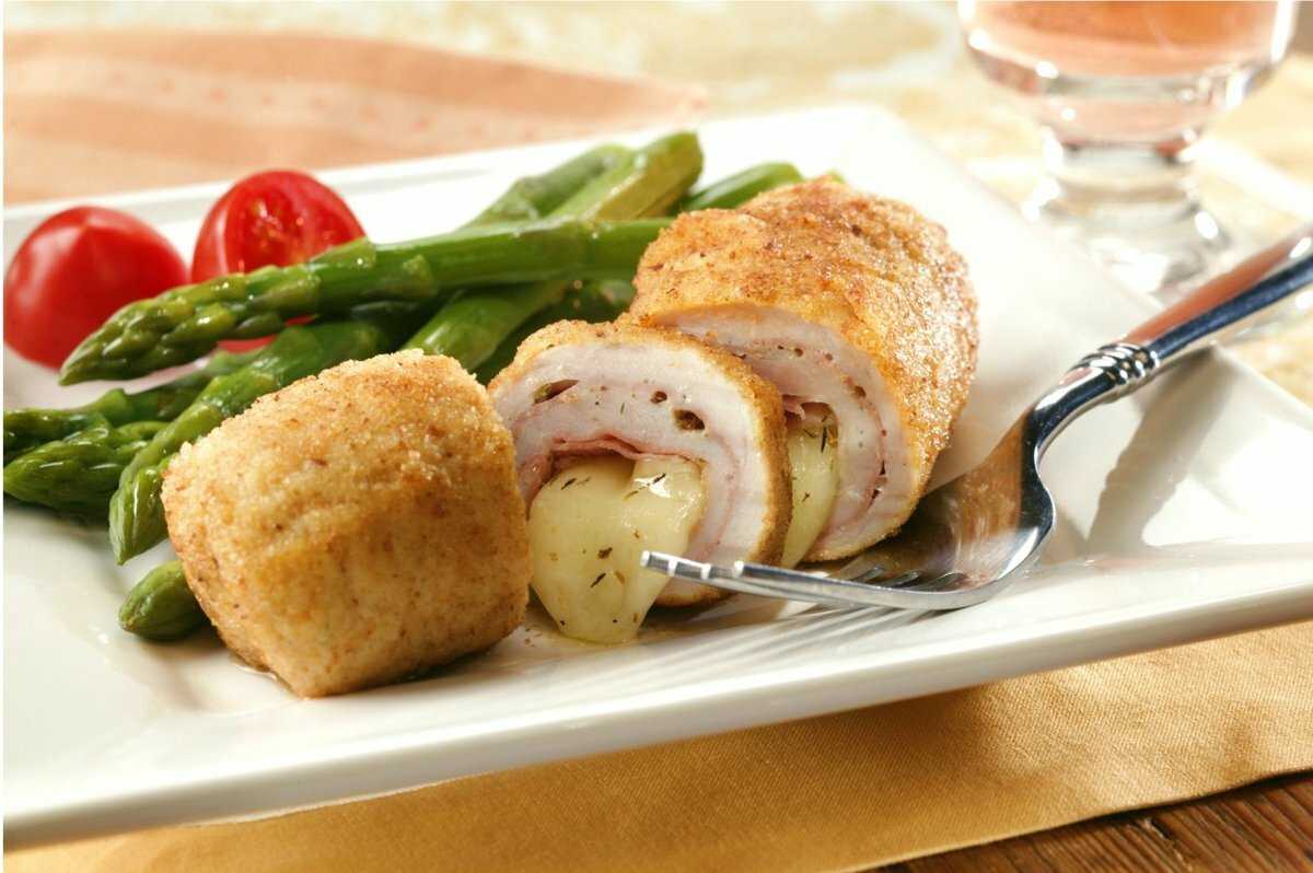Куриные рулетики с сыром — 8 рецептов приготовления в духовке, на сковороде и в мультиварке