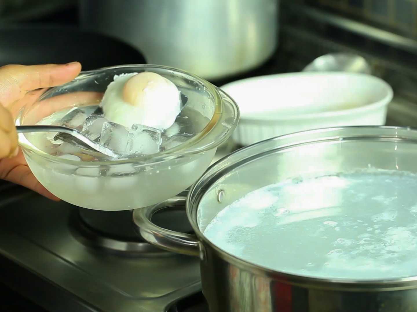 Пашот яйца рецепт в кастрюле. Яйцеварка pazzl яйцо пашот. Пашот в кипящую воду. Яйцо пашот через сито. Яйцо пашот в ковшике.