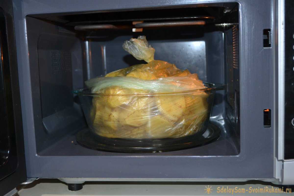 Можно испечь пироги в микроволновке. Картошка в микроволновке. Картонка в микроволновке. Картофель в микроволновой печи. Для запекания картошки в микроволновке.