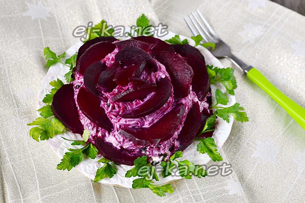 Салат «тиффани» с курицей, орехами и виноградом: 5 рецептов