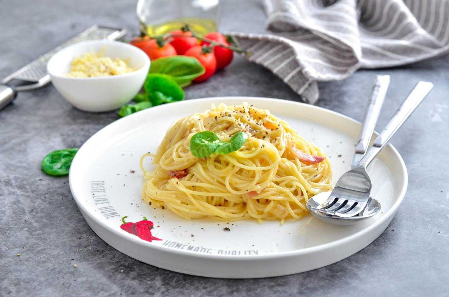 спагетти с соусом карбонара фото