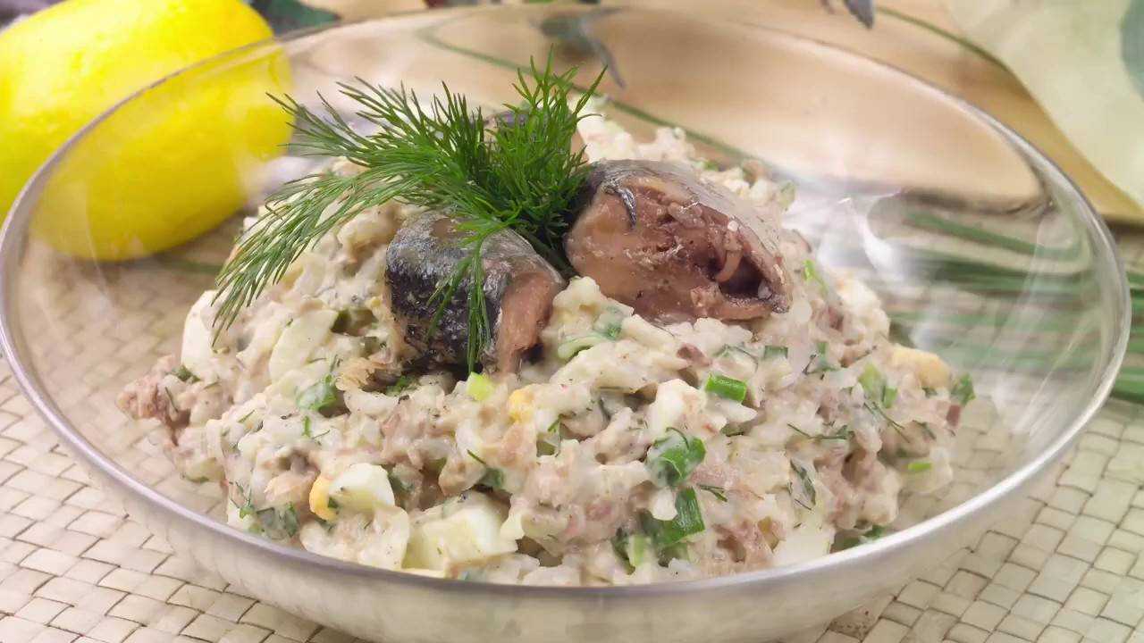 Слоеный торт с рыбными консервами: пошаговое приготовление вкусной закуски