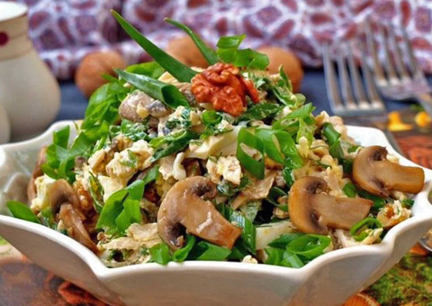 Куриные салаты с маринованными грибами: рецепты салатов слоями и перемешанных с курицей и грибами