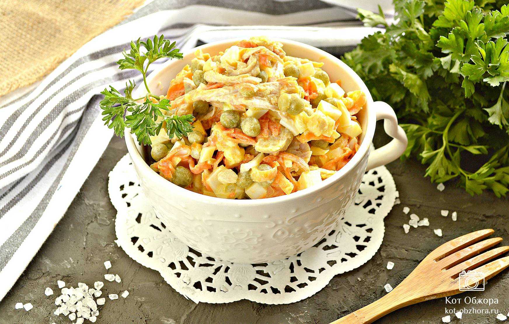Салат «купеческий» со свининой и зеленым горошком, рецепт
