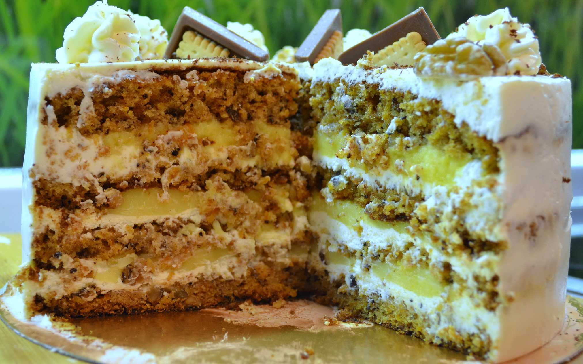 Какие торты вкусные начинки. Торт Королевский сметанник. Торт в разрезе. Вкусный торт с кремом чиз. Торт морковный.