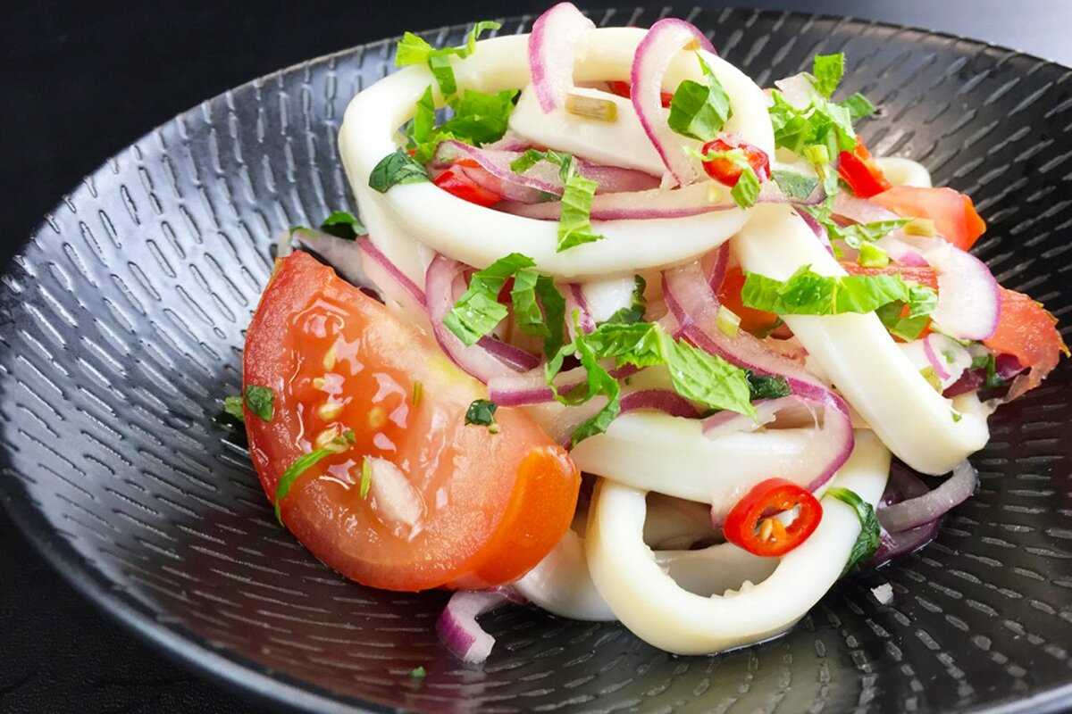 Салат с кальмарами — 7 самых вкусных и простых рецептов салата из кальмаров