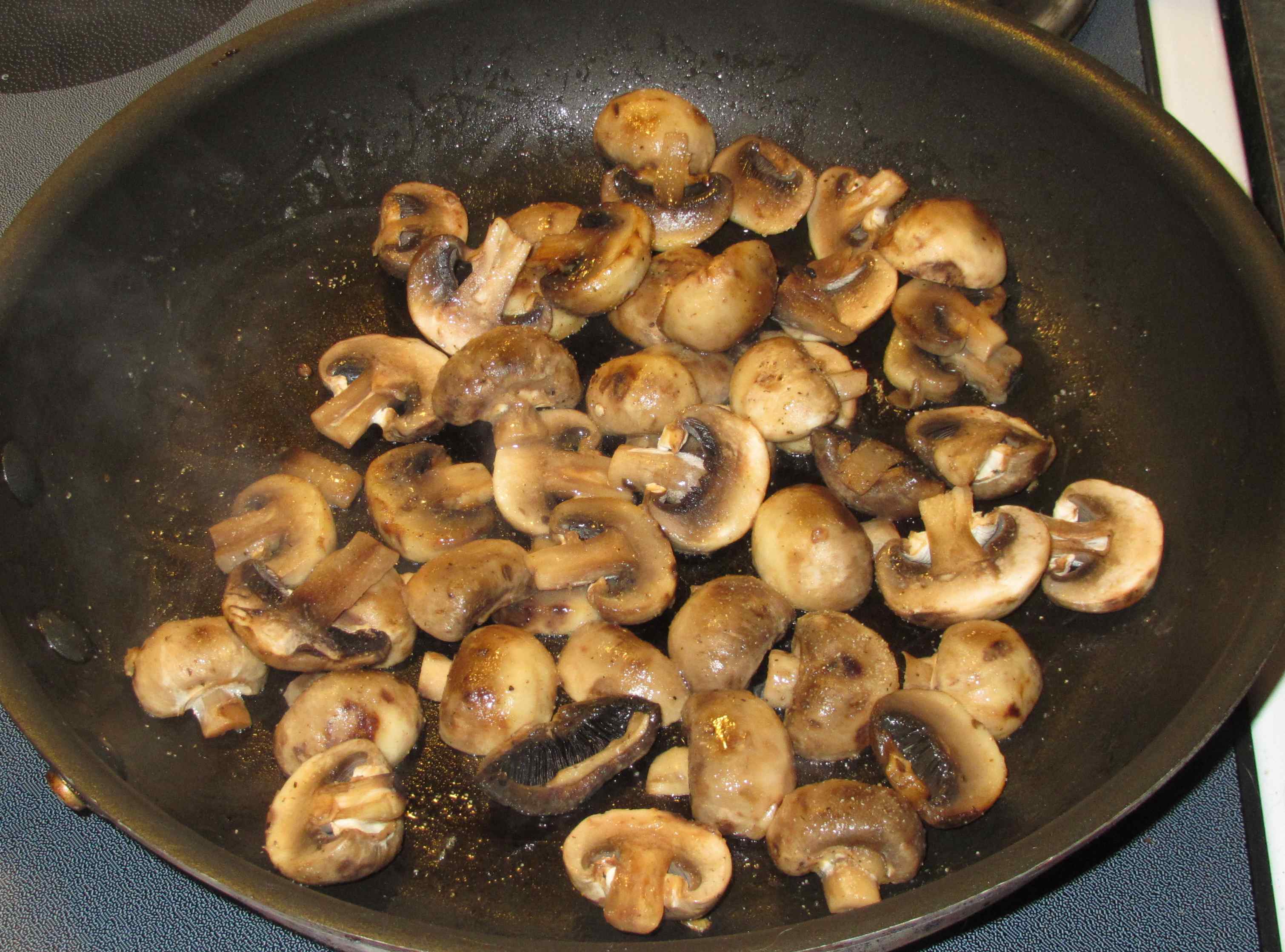 Грибы после жарки. Жареные грибы. Грибы на сковороде. Грибы готовые. Жареные шампиньоны на сковороде.