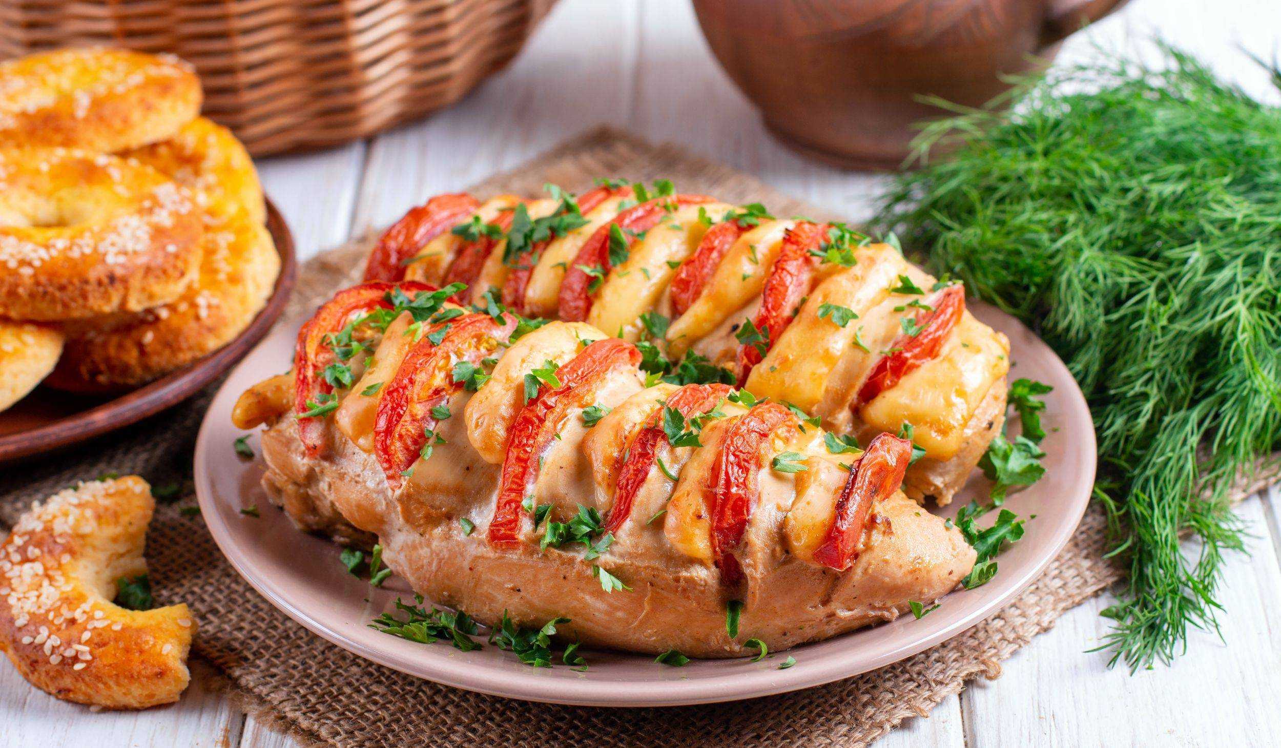 Сочная куриная грудка в духовке: 8 самых вкусных рецептов