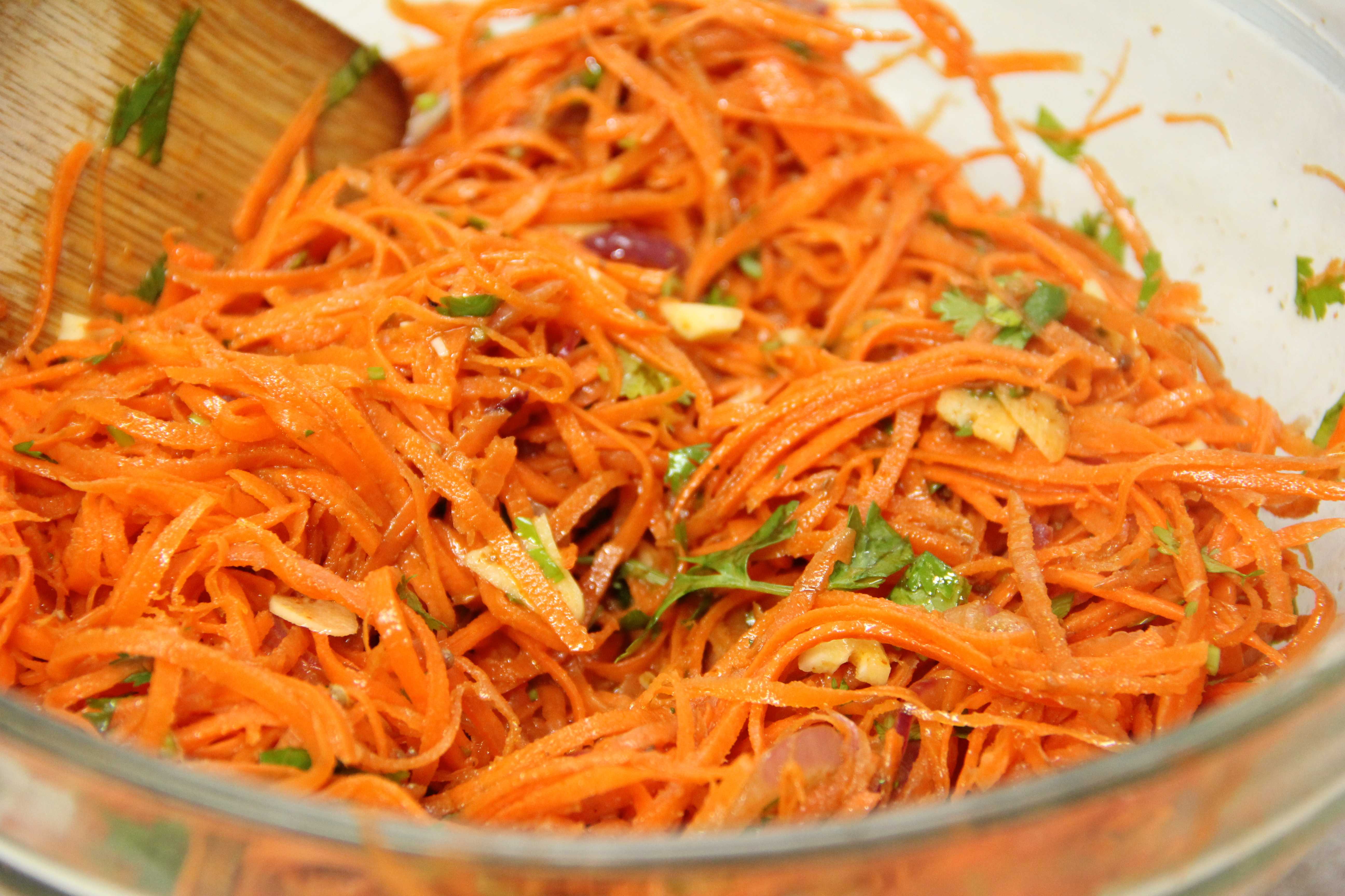 Корейская морковь с картошкой. Корейская морковь спаржа огурец. Салат"морковь по-корейски"270г. Салат из корейской моркови. Салат с корейской морковкой.
