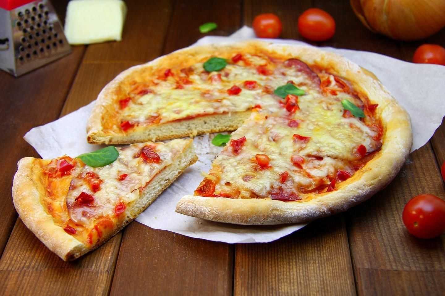 Вкусное тесто для пиццы-дрожжевое и без дрожжей + рецепт быстрой пиццы как в пиццерии