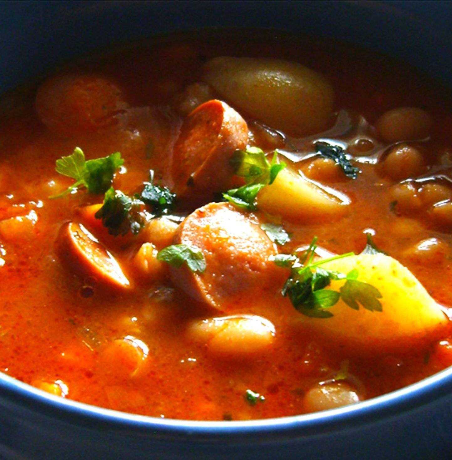 Суп фасолевый консервированной с курицей. Неаполитанский фасолевый суп. Суп из консервированной фасоли в томатном соусе. Суп с сосисками. Итальянский томатный суп.