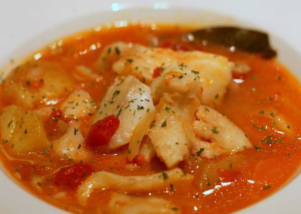 Вкусный суп из минтая. Рыбный суп из минтая. Суп рыбный с минтаем. Суп из филе минтая. Суп из минтая с рисом.