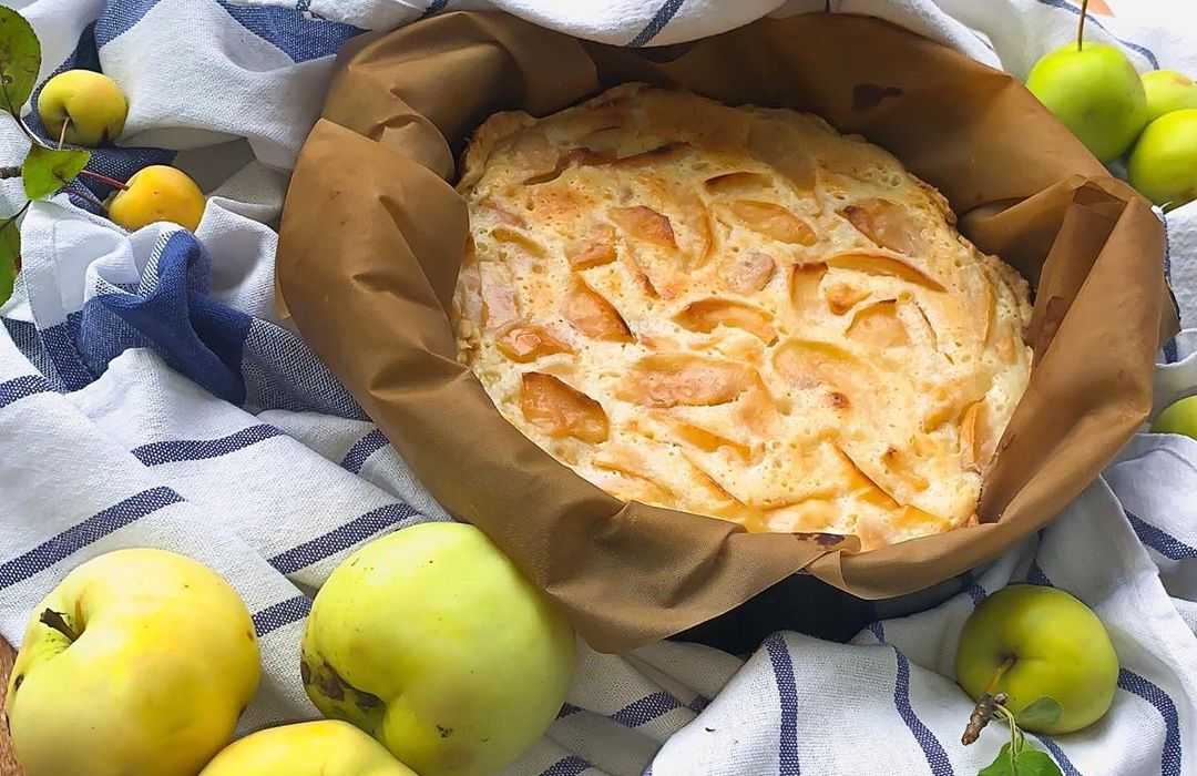 Пирог на сметане с яблоками и сгущенкой