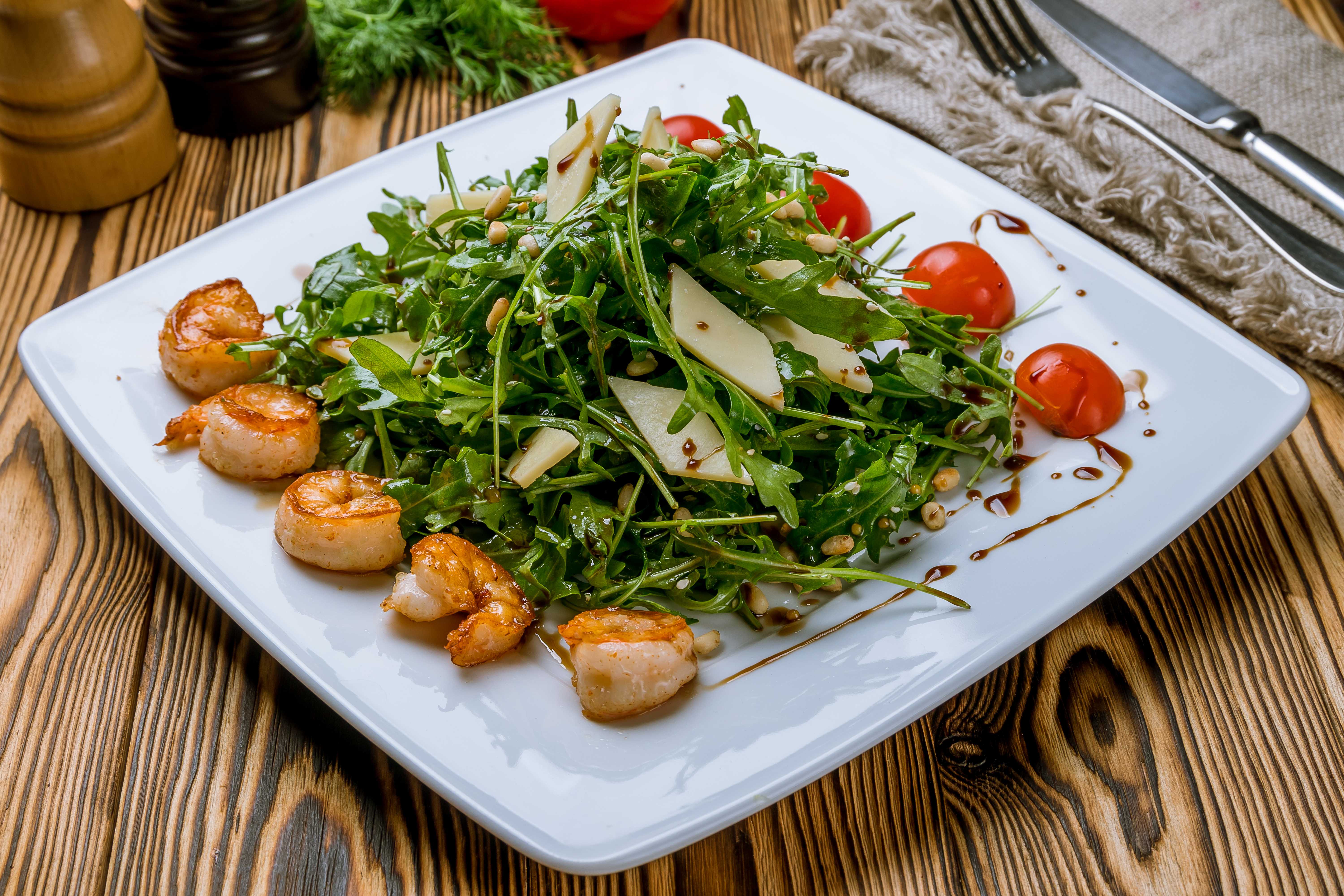 Салат с рукколой и креветками — 5 вкусный рецептов