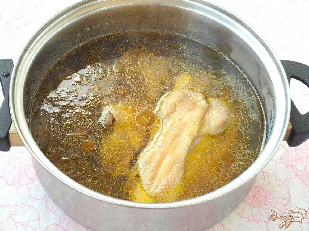 Сколько варить курицу для супа после. Курица с бульоном в кастрюле. Бульон в кастрюле. Мясной бульон в кастрюле. Курица варится.