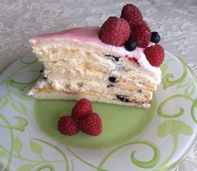 Бисквитный торт с кремом чиз и клубникой рецепт с фото пошагово
