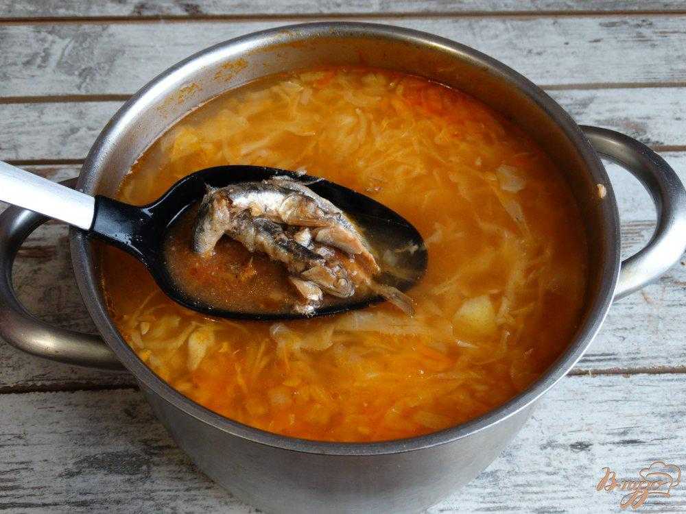Суп из консервы рыбной в томате. Щи с килькой в томатном. Суп с килькой в томатном. Щи с рыбой. Щи с килькой в томатном соусе.