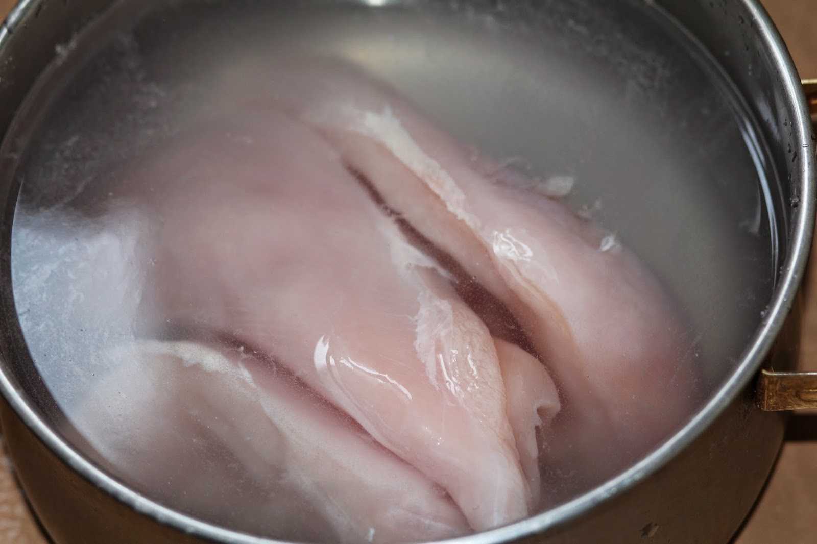 Мясо в кипящую или холодную воду. Курица варится. Куриное филе вареное. Куриное филе в кастрюле. Филе курицы варится.