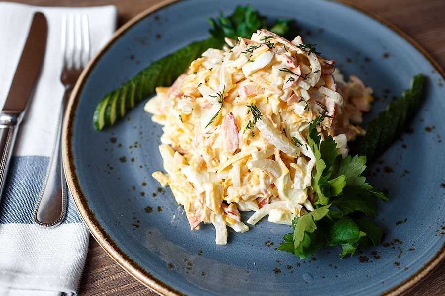 Самый вкусный салат с кальмарами: 8 простых рецептов салата