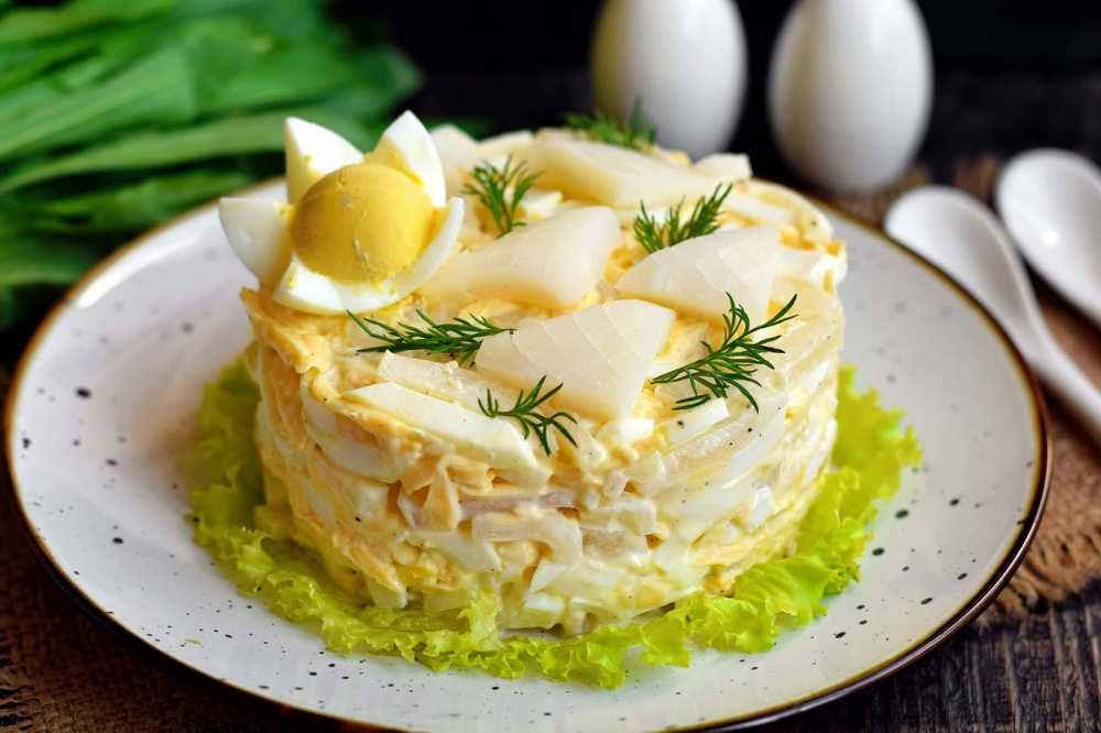 Рецепт салата с кальмарами и яйцом и огурцом свежим фото пошагово