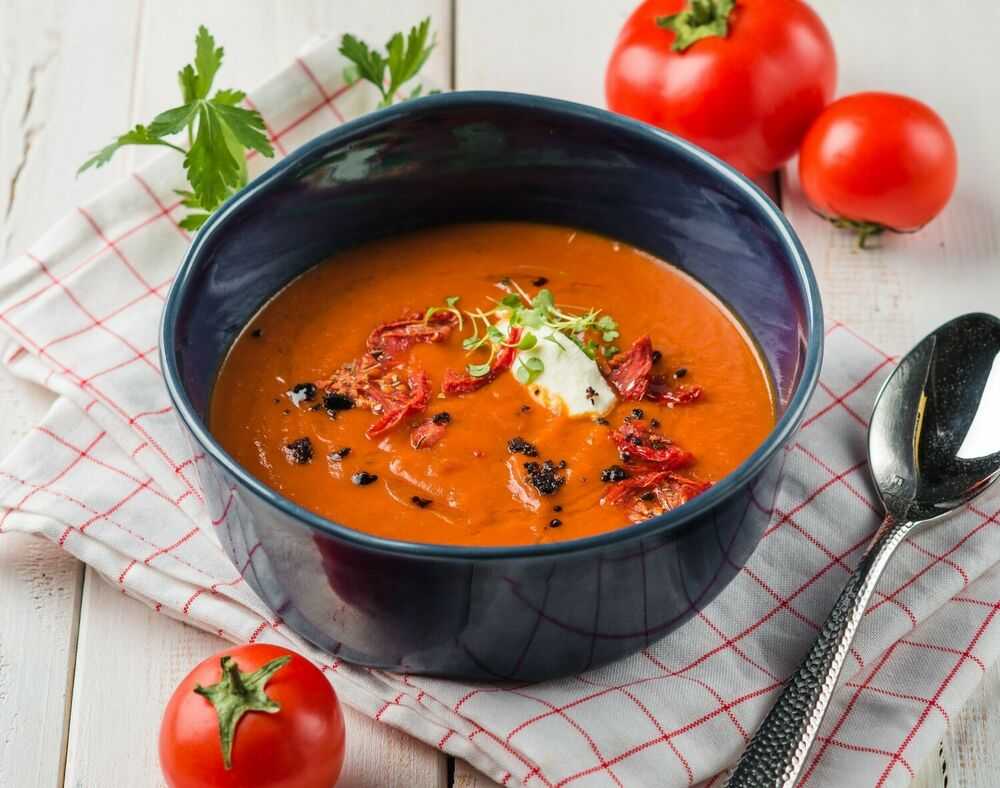 Суп из консервы в томате. Томатный крем суп. Суп с базиликом. Томатный суп с сыром. Холодный томатный суп с базиликом.