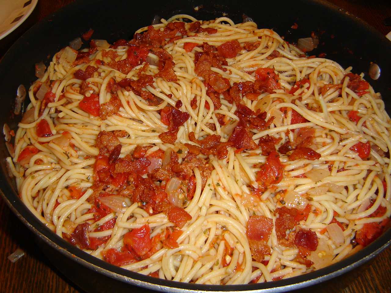 Спагетти с помидорами и сыром в духовке. Макароны с томатной пастой и сыром. Макароны с помидорами и сыром. Спагетти с томатной пастой и сыром. Макароны с жареным луком.