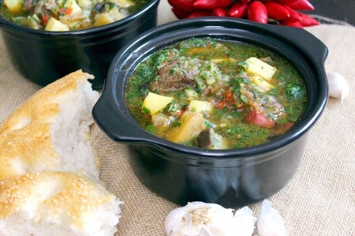 Ушное рецепт в горшочках. Грузинская кухня чанахи. Суп чанахи. Грузинский суп чанахи. Чанахи с бараниной.