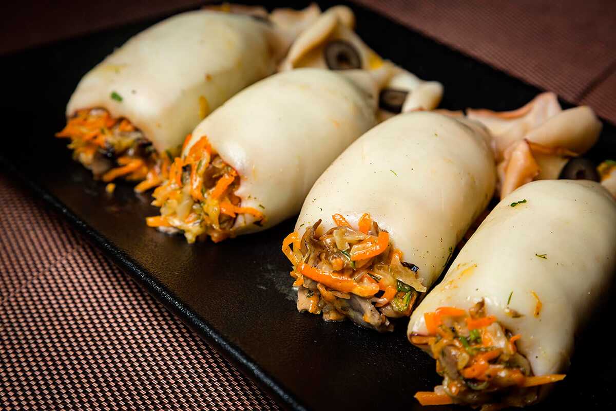 Фаршированные кальмары – 10 простых и вкусных рецептов пошагово