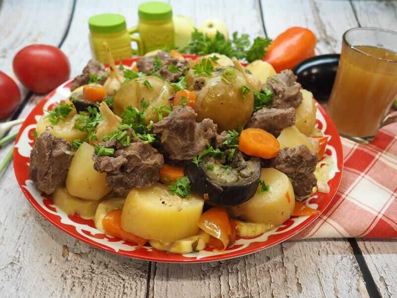 Тушеная баранина с картошкой и овощами в казане или кастрюле