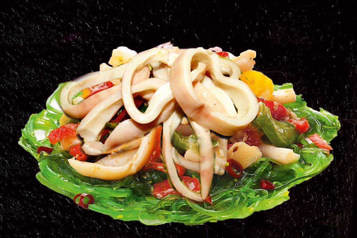 Салаты с кальмарами рецепты простые и вкусные. Чука с кальмаром. Ика Сарада салат. Салат из кальмаров. Салат с кальмарами и овощами.