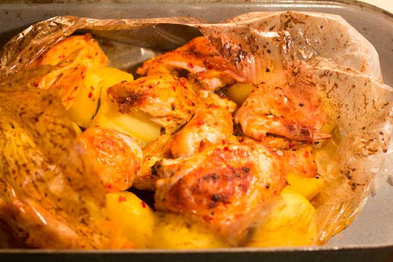 Рецепт картошки запеченной в рукаве в духовке. Курица с картошкой в духовке. Запечь курицу в рукаве. Курица с картошкой в рукаве. Запеченная курица с картошкой.