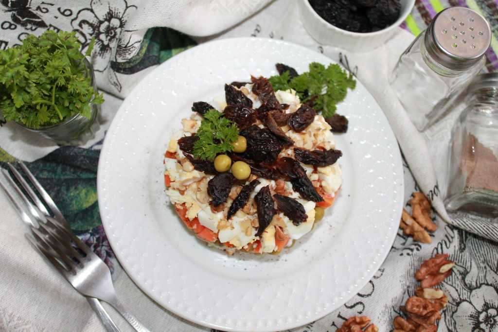Салат с курицей и черносливом – 10 праздничных рецептов