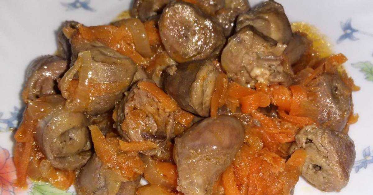 Сердечки с луком и морковью на сковороде. Блюда из тушеных субпродуктов. Сердечки куриные тушеные с луком и морковью. Блюда из индюшачьих сердечек. Сердце куриное тушеное с луком и морковью.