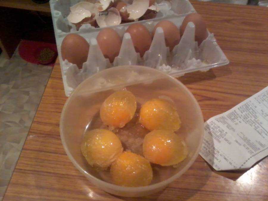 Можно замораживать белки. Форма для заморозки яиц. Заморозка яиц в морозилке. Яйцо в морозилке. Замороженное куриное яйцо.