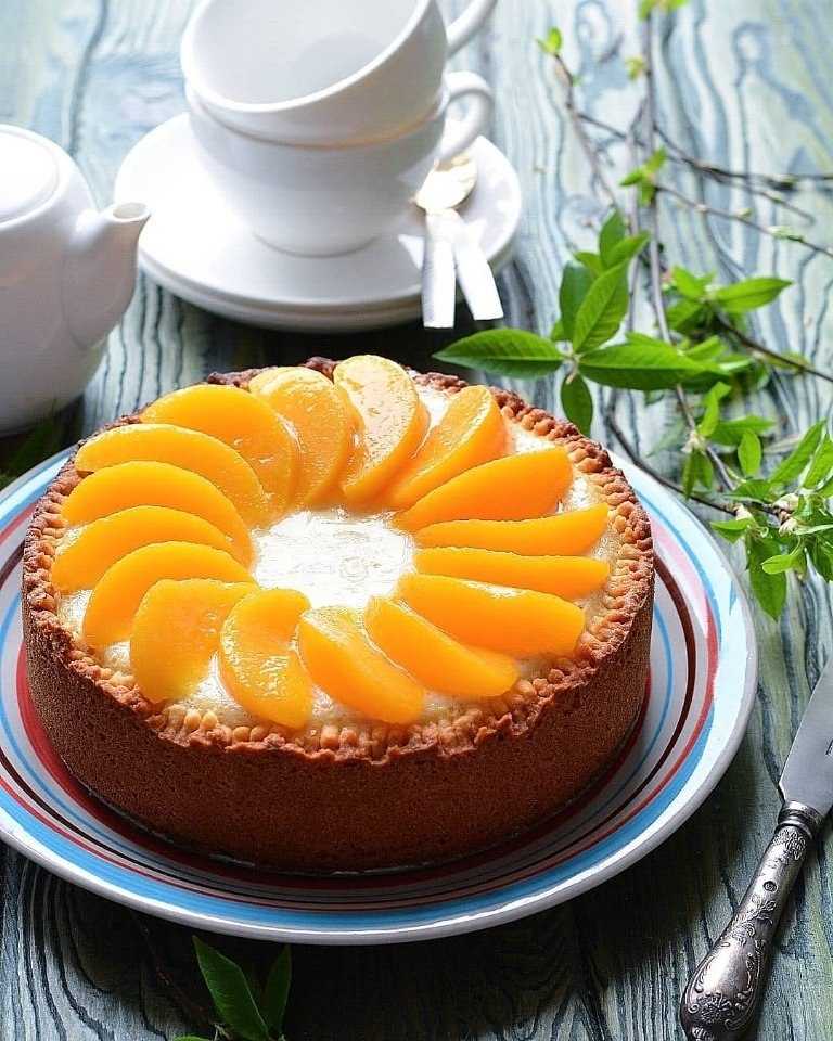 Пирог с консервированными персиками – 7 быстрых и вкусных рецептов