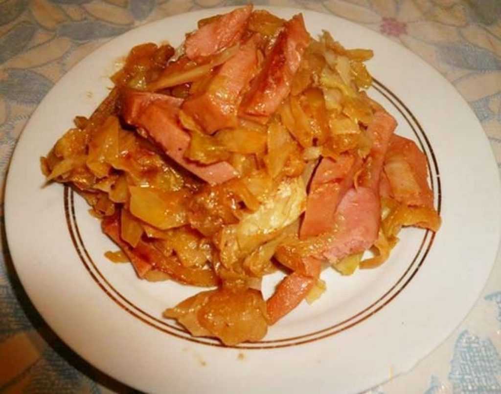 Колбаски с тушеной капустой