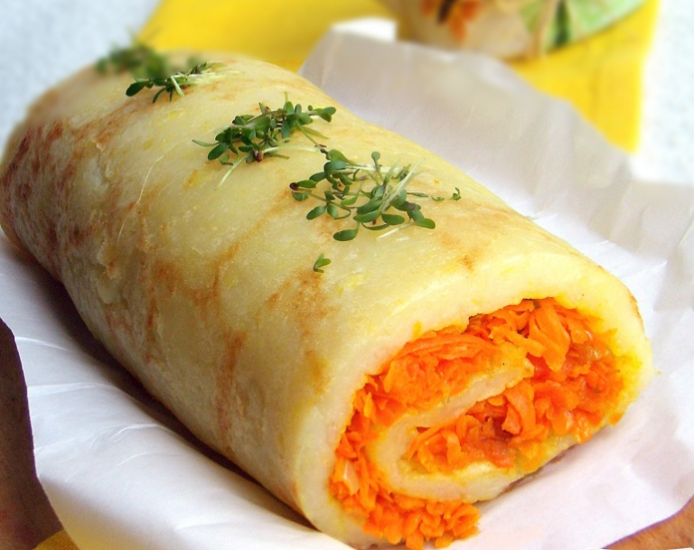 Рулеты с румяной корочкой и оранжевой морковной начинкой