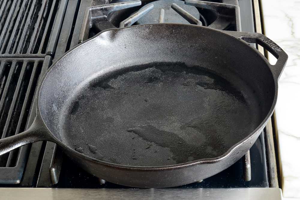 Чугунная сковорода перед первым использованием. Прокаленная чугунная сковорода. Чугунная сковорода 605а. Чугунная сковорода Гардика. Чугунная сковорода полированная.