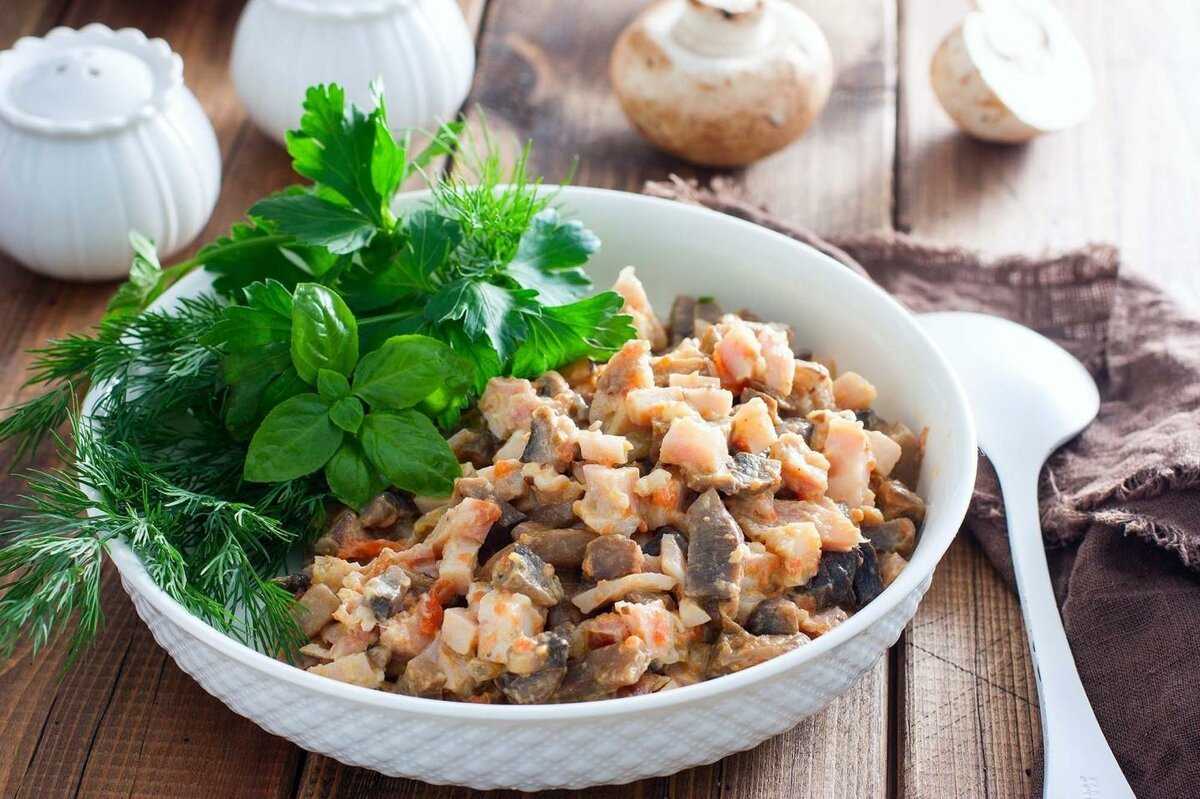 Салат с курицей и грибами слоями — рецепт: очень вкусный, с картошкой, с морковью, с огурцами, с пошаговыми фото