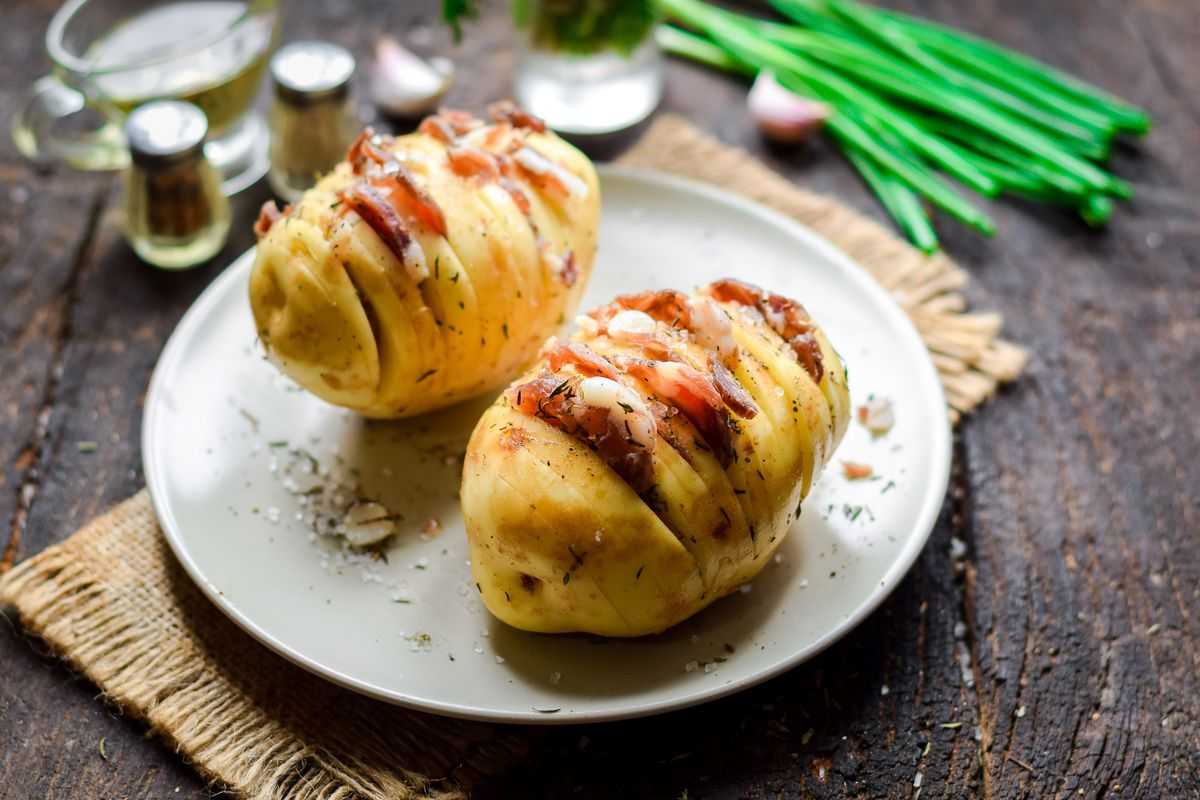 Картофель, запеченный в духовке с беконом в фольге — рецепты с фото пошагово