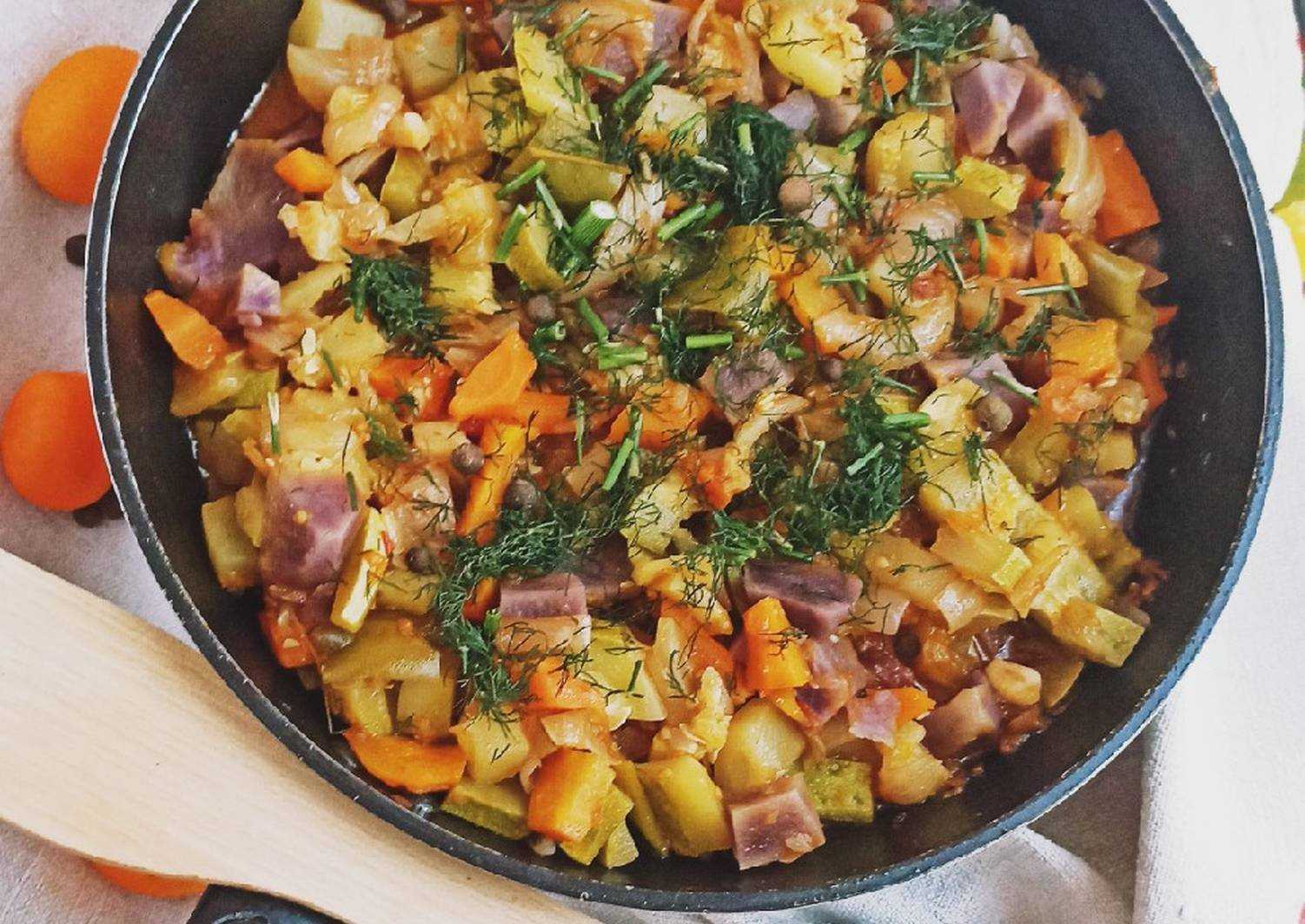 Рецепт мясом картошкой рагу классический. Рагу овощное рагу овощное. Овощное рагу с баклажанами. Рагу из овощей с кабачками. Овощное рагу с картошкой.