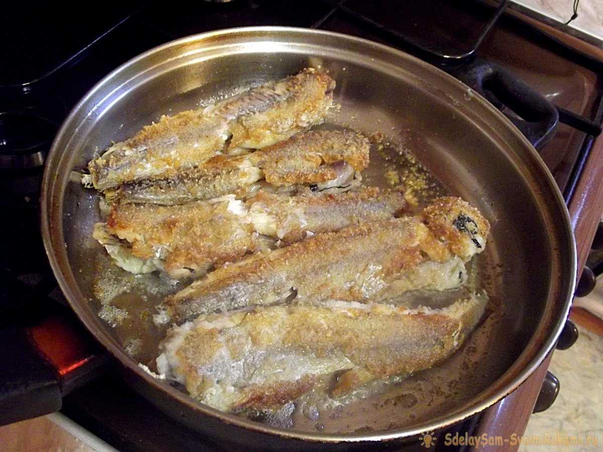 Вкусная путассу в духовке. Путассу рыба жареная. Путассу жареная на сковороде. Рыба в духовке в сковородке. Рыба путассу в духовке.