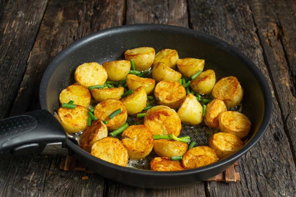 Как пожарить картошку с золотистой корочкой на сковороде