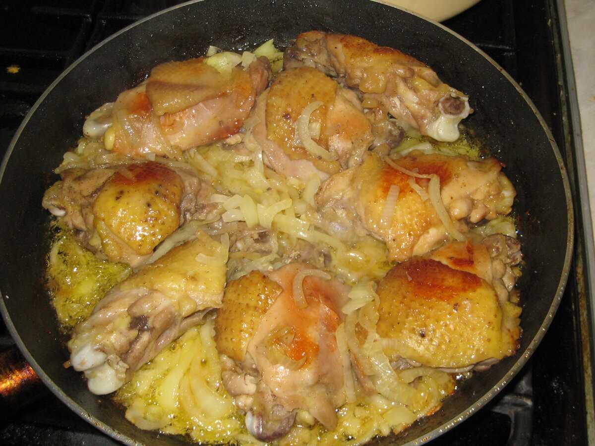 Вкусно бедра курицы на сковороде. Куриные бёдрышки на сковороде. Бедра курицы на сковороде. Бедрышки с картошкой на сковороде. Жареные бедрышки на сковороде.